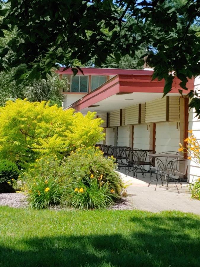 The Usonian Inn Llc Спринг Грийн Екстериор снимка