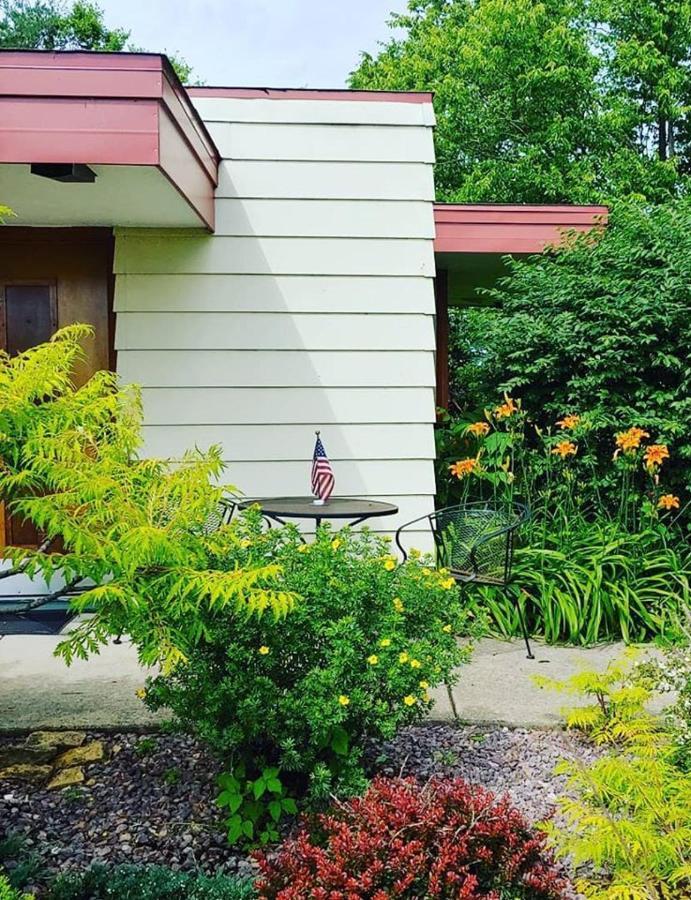 The Usonian Inn Llc Спринг Грийн Екстериор снимка