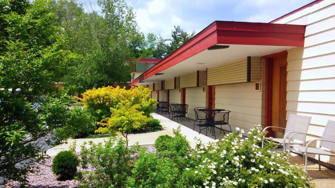 The Usonian Inn Llc Спринг Грийн Екстериор снимка