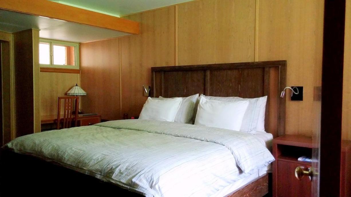 The Usonian Inn Llc Спринг Грийн Екстериор снимка