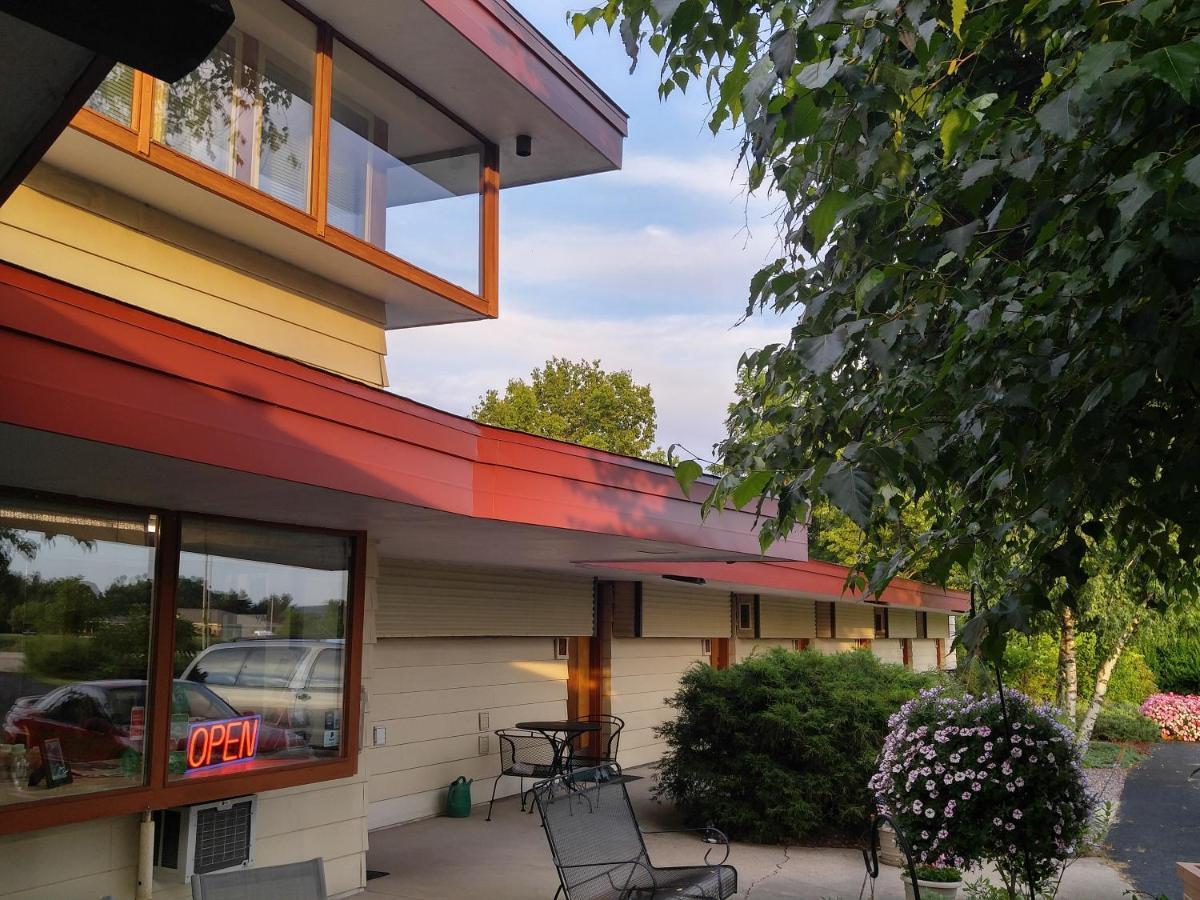 The Usonian Inn Llc Спринг Грийн Екстериор снимка