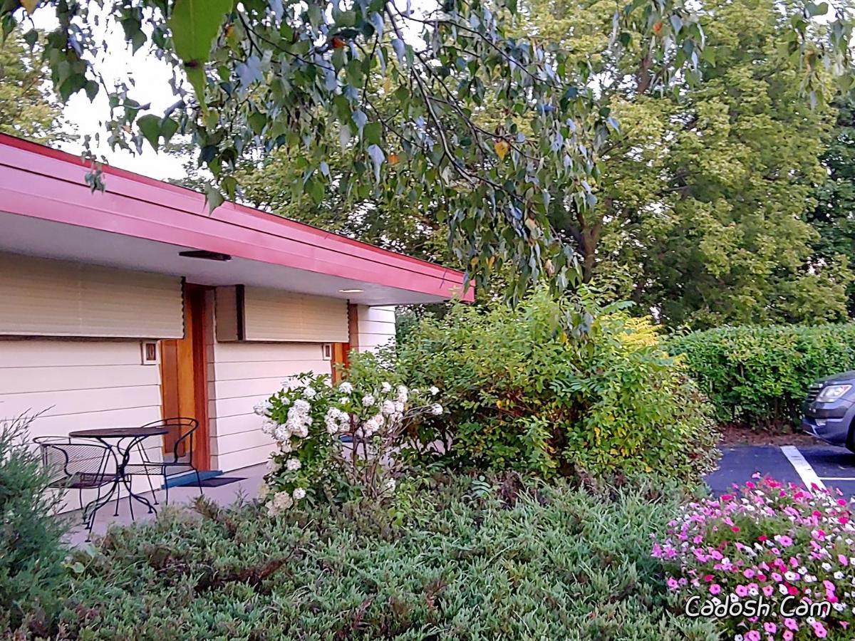 The Usonian Inn Llc Спринг Грийн Екстериор снимка
