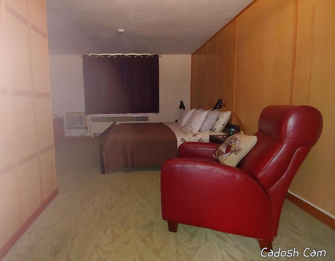 The Usonian Inn Llc Спринг Грийн Екстериор снимка