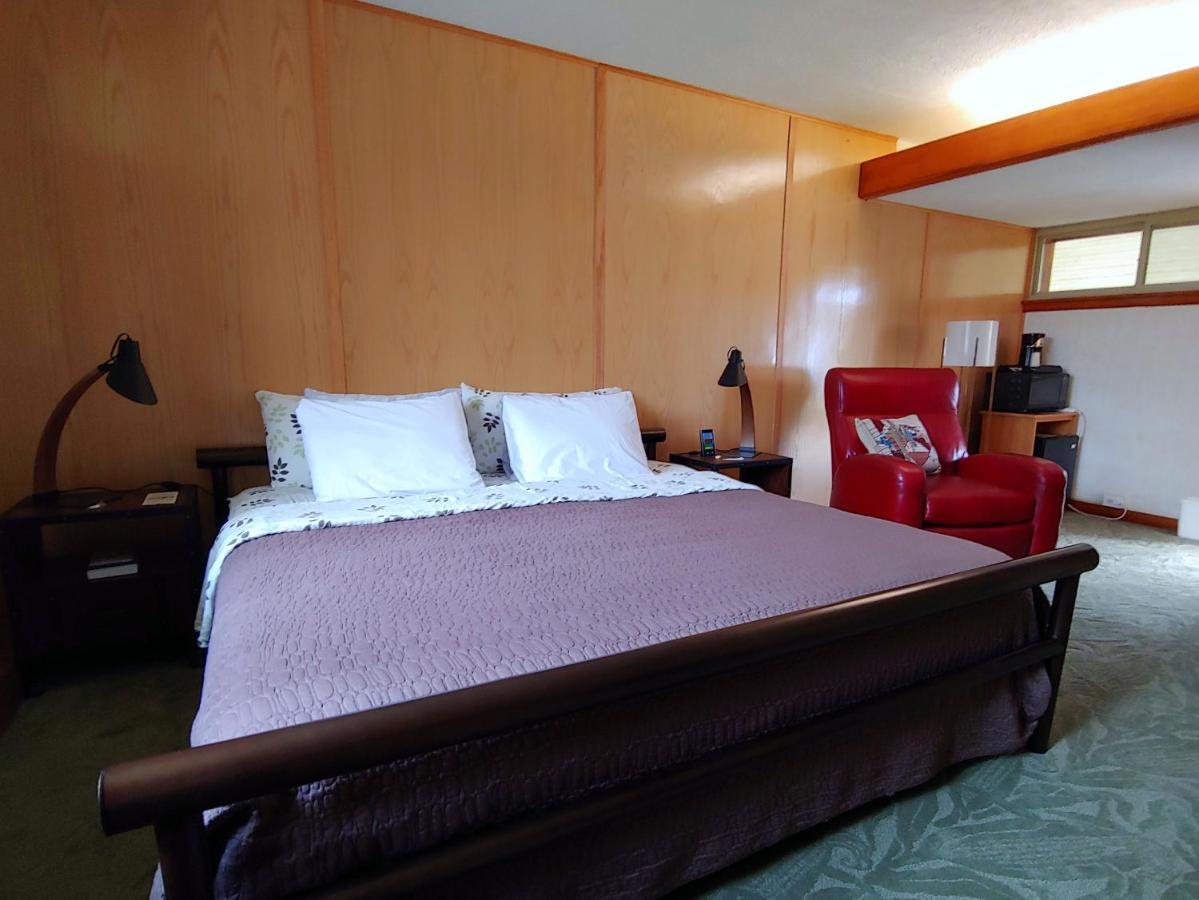 The Usonian Inn Llc Спринг Грийн Екстериор снимка